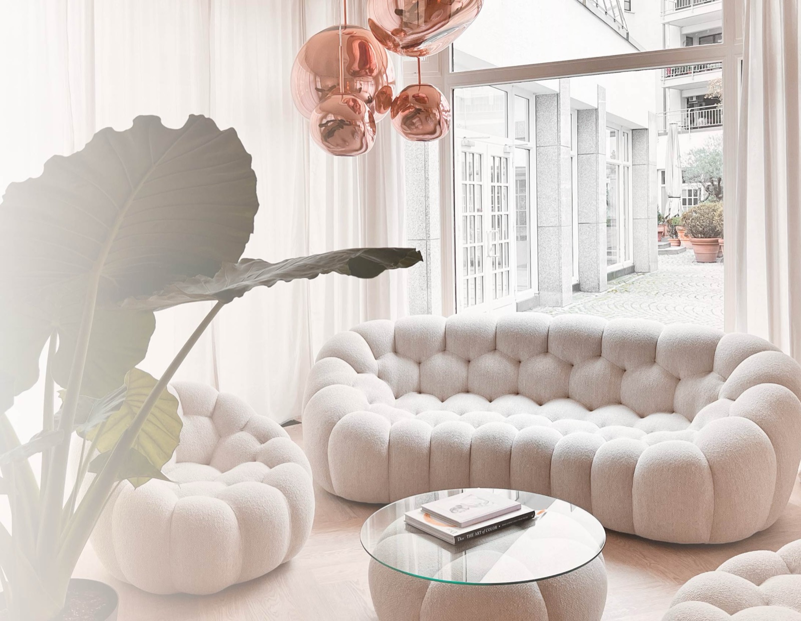 Lounge im GLŌ Studio Köln mit Bouclé Sofa