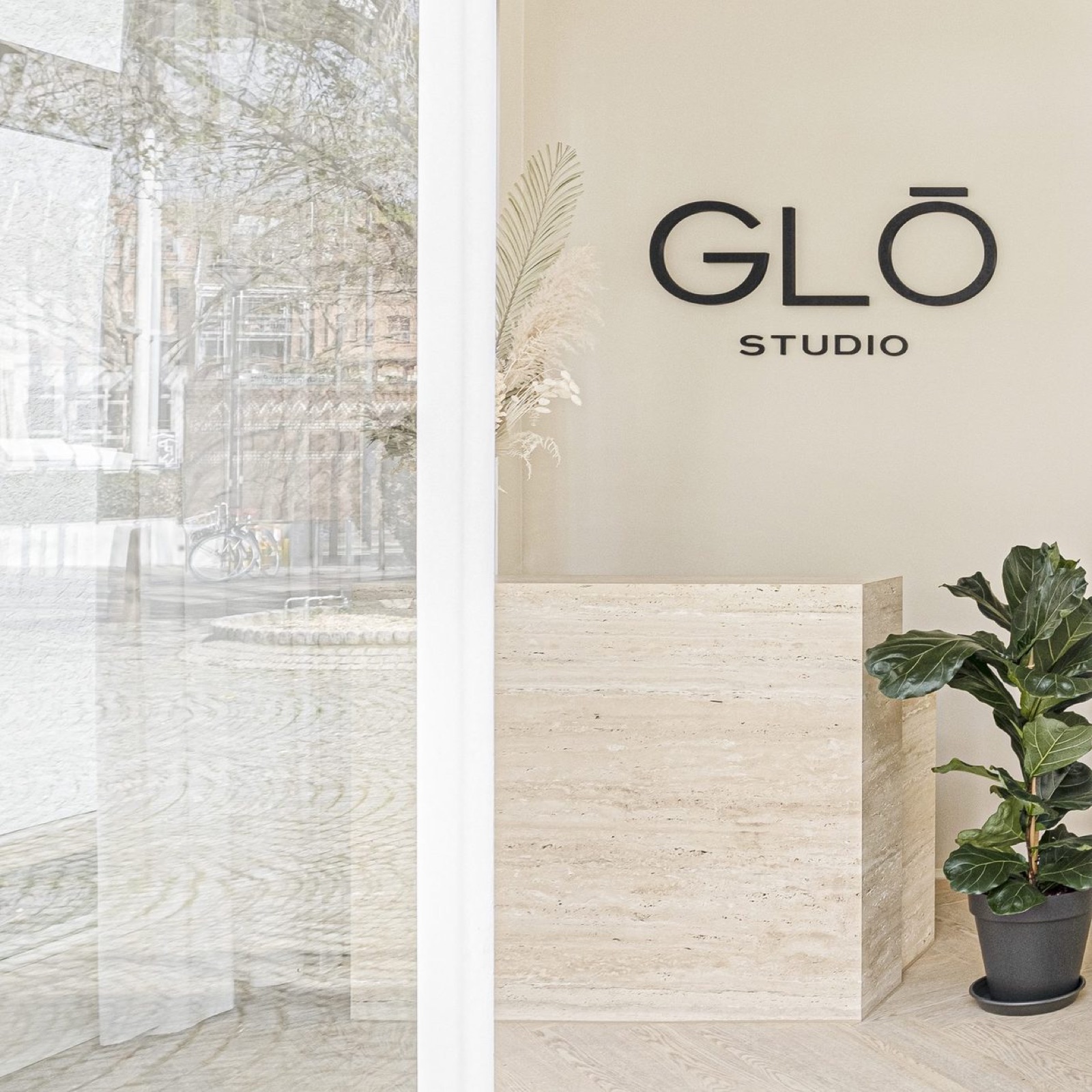 Empfang im GLŌ Studio mit Logo